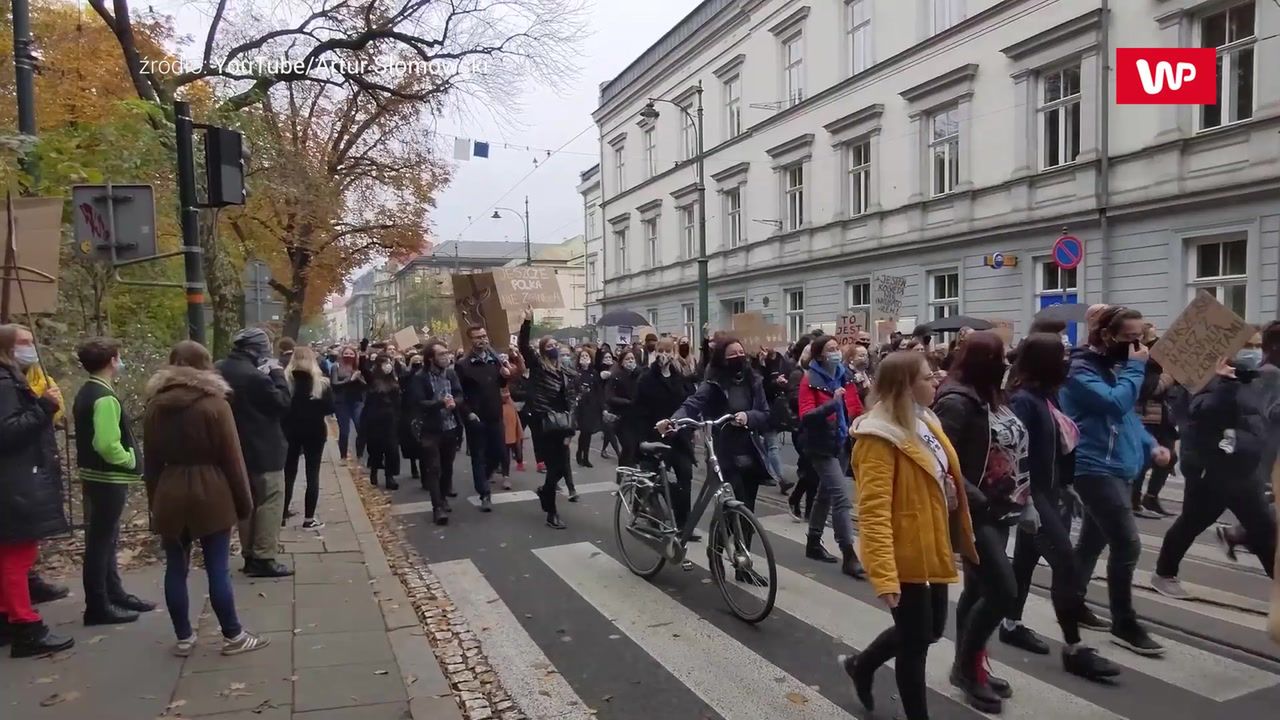 Tłumy na ulicach Krakowa. Ludzie wyszli strajkować przeciwko orzeczeniu Trybunału Konstytucyjnego