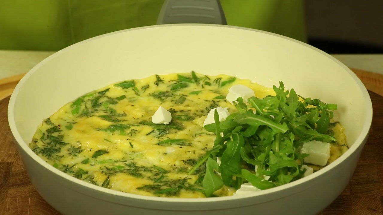 Omlet z rukolą i kozim serem