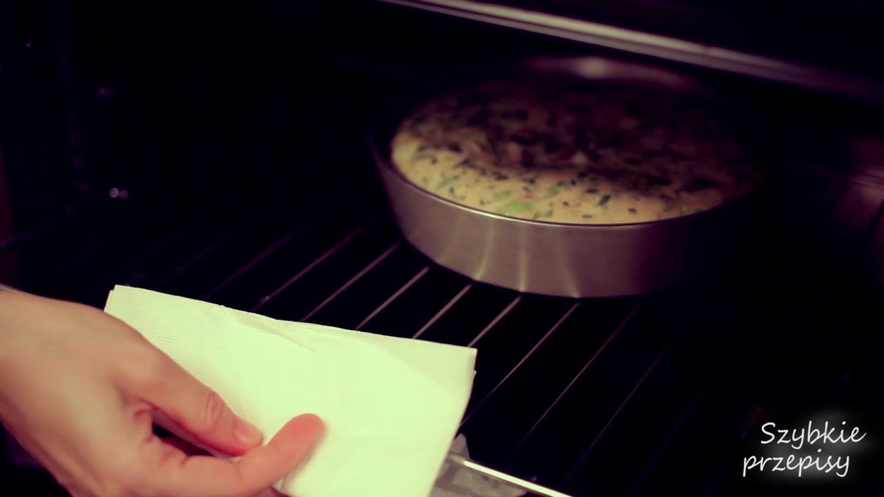 Puszysty omlet z szynką i serem. Prosty przepis