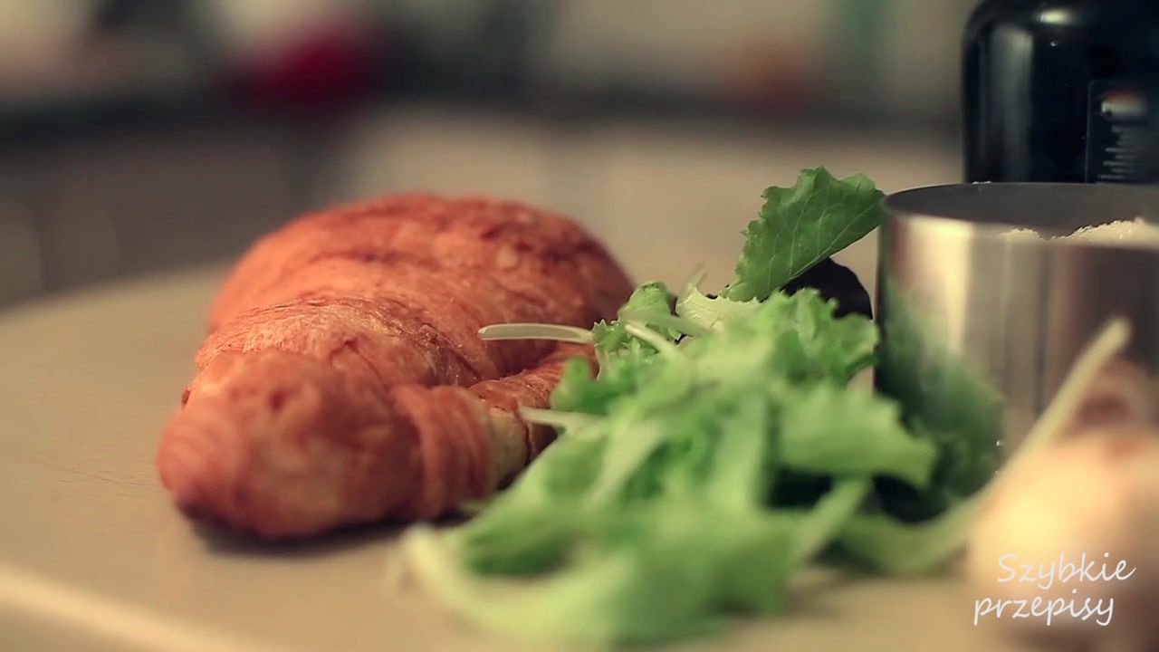 Croissant z jajecznicą, kurczakiem i pieczarkami. Mistrzowskie śniadanie