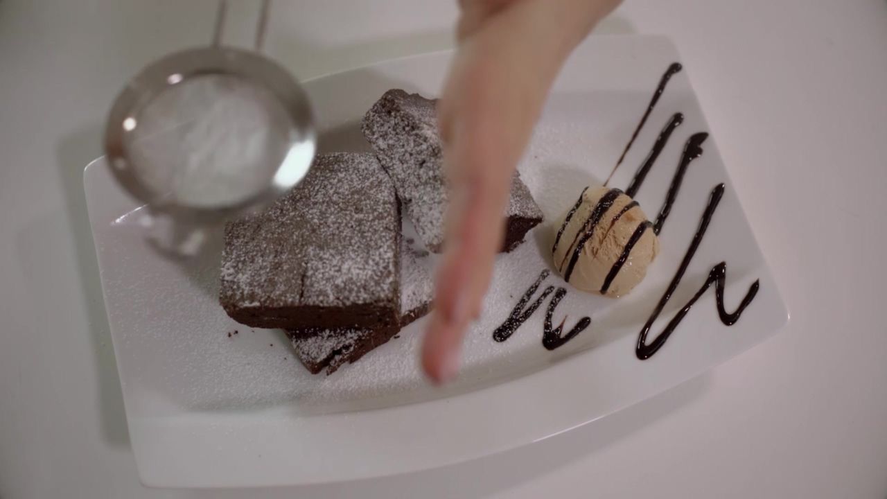 Wilgotne i mocno czekoladowe brownie. Podaj do kawy