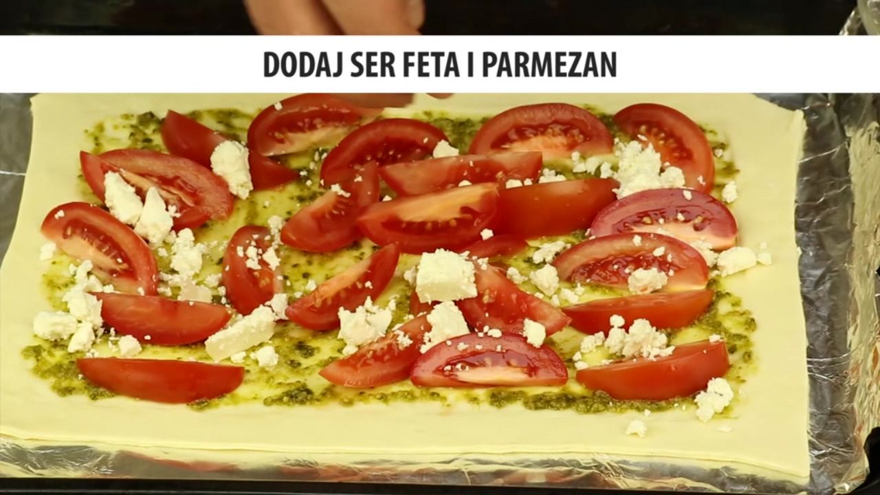 Zapiekanka z pomidorami i fetą. Szybki obiad w greckim stylu