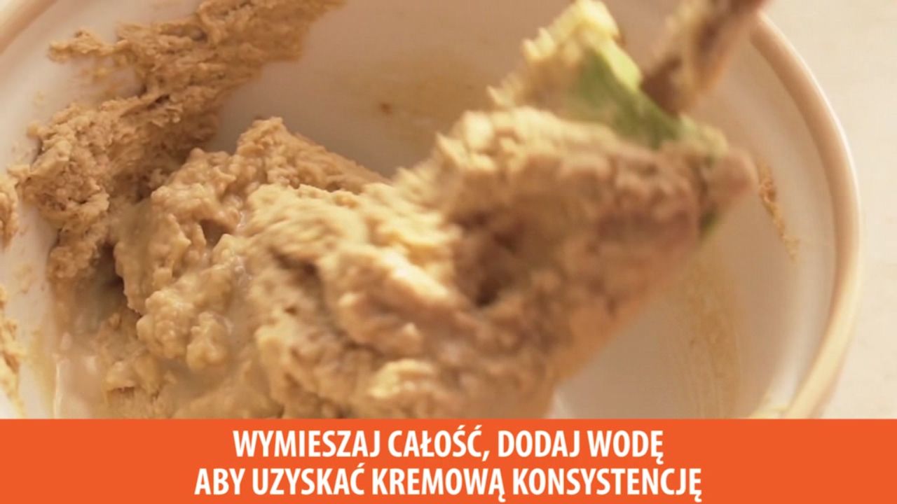 Domowy hummus z papryką. Pomysł na pyszną przekąskę