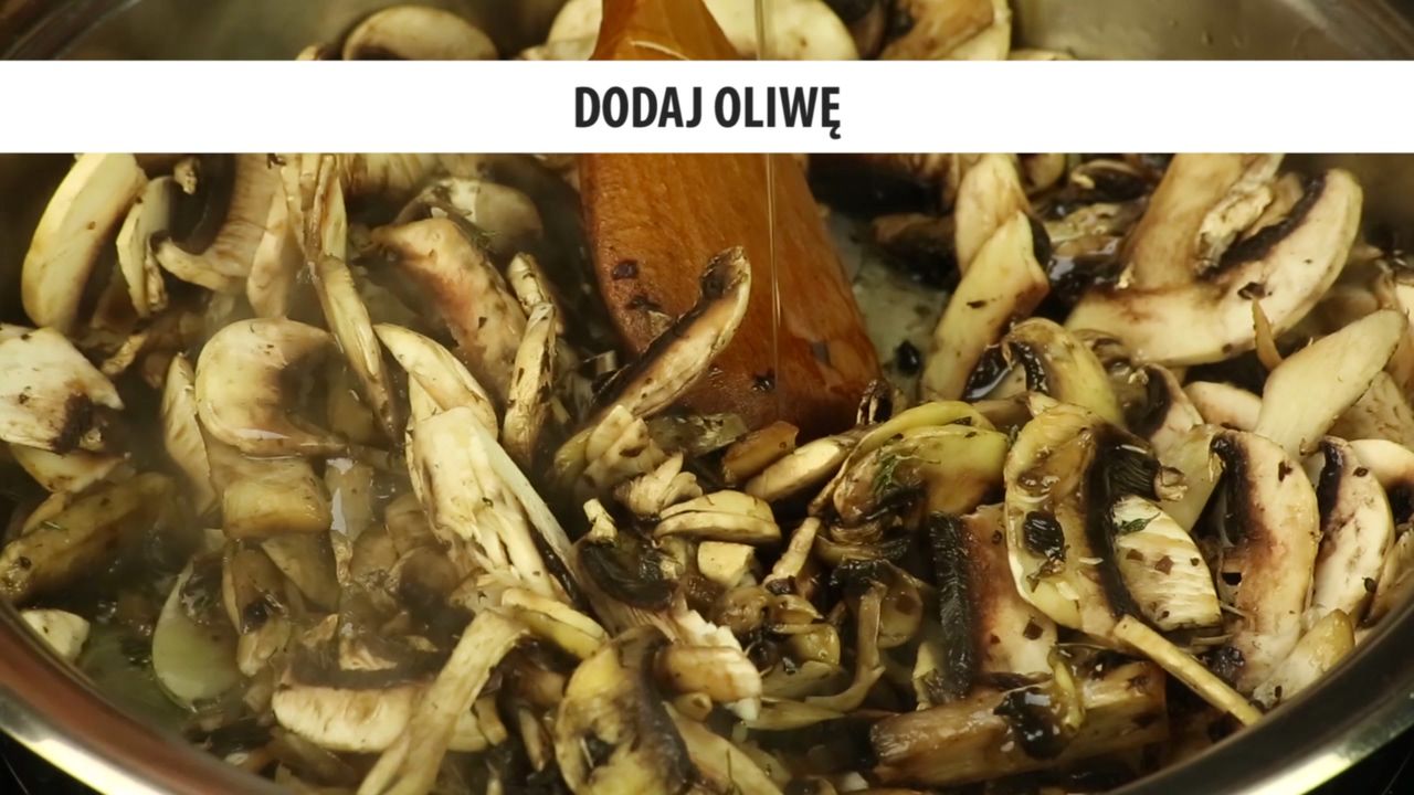 Lasagne z pieczarkami i szpinakiem. Obiad we włoskim stylu