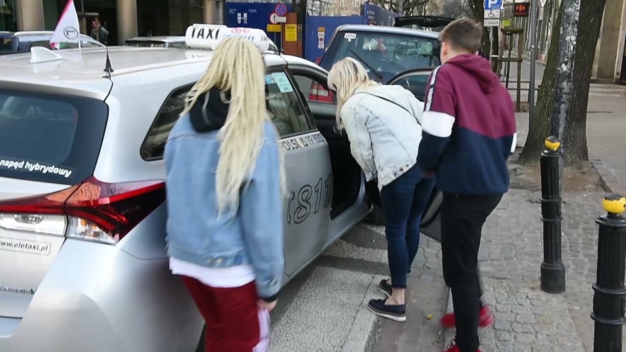 Mandaryna na wiosennym spacerze z Xavierem i Fabienne