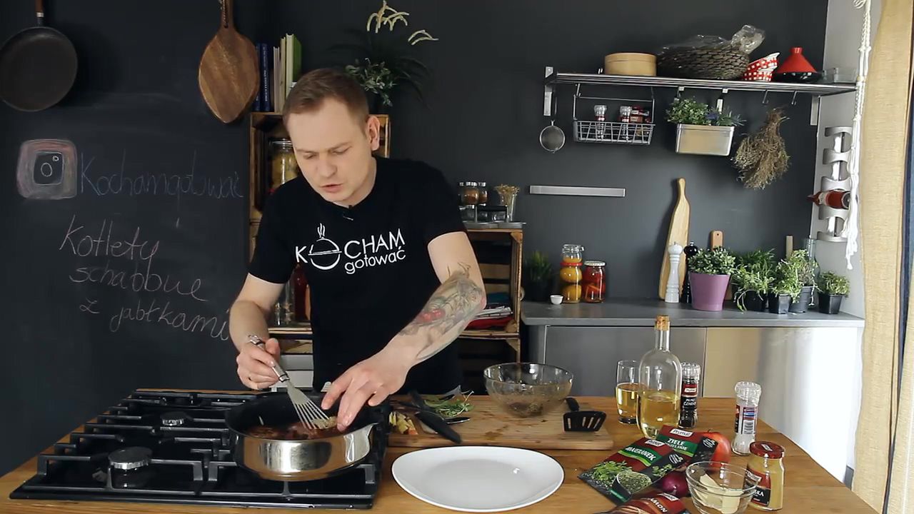 Schabowy z pieczonymi jabłkami i szałwią