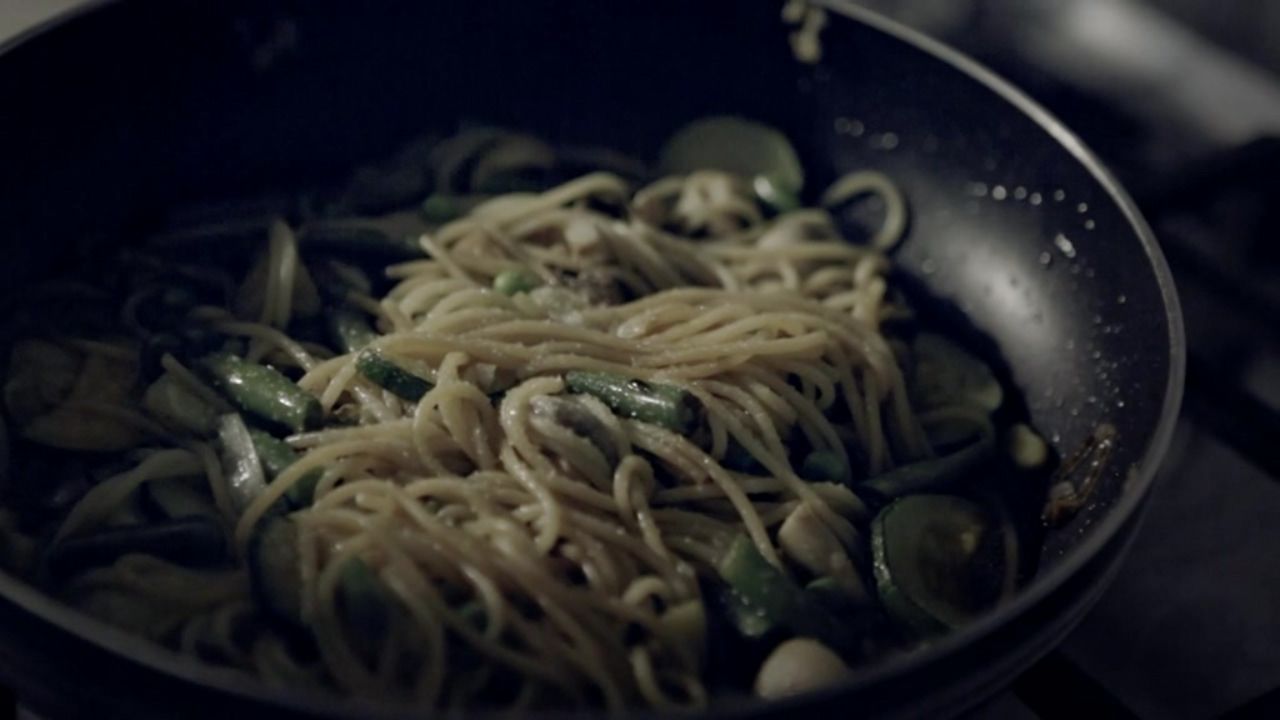 Spaghetti z kozim serem i sezonowymi warzywami. Letni obiad