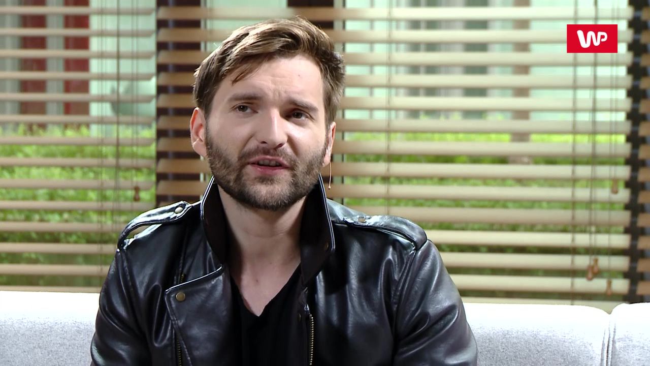 Siedział w zimie bez kurtki. "Nie jest ci za gorąco?"
