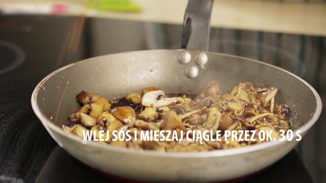 Sałatka grzybowa na ciepło. Przepis, który pokochasz