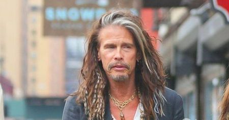 Steven Tyler robi sobie pedicure! Nie przeszkadzają mu nawet krzywe palce