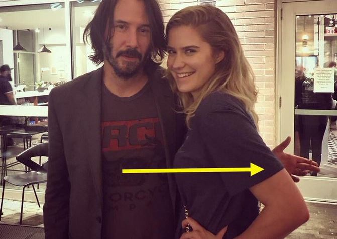 Przyjrzyjcie się zdjęciom. Keanu Reeves nie dotyka kobiet, z którymi pozuje