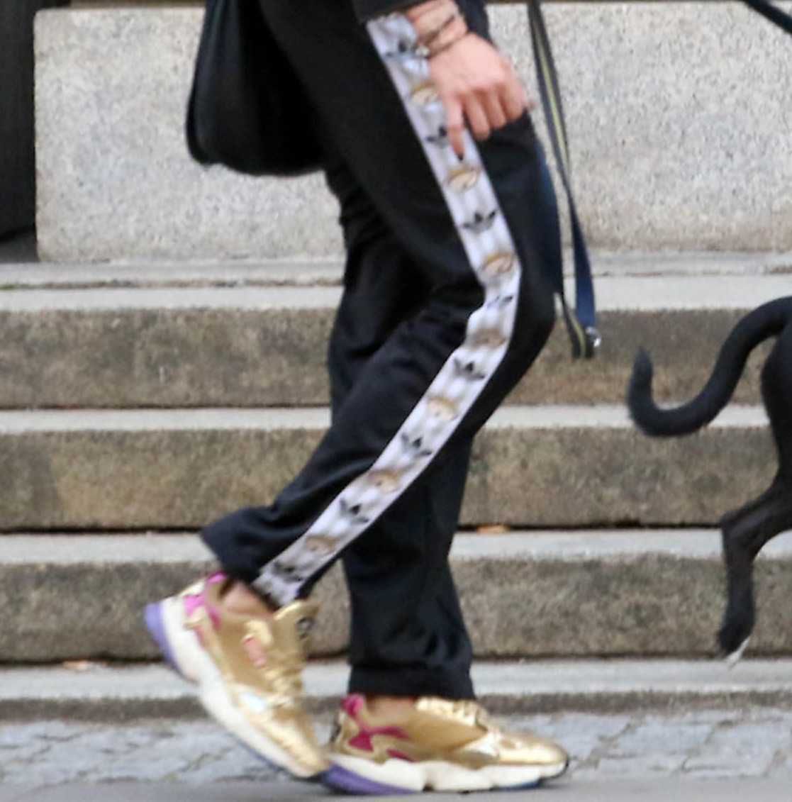Michał Szpak w złotych adidasach