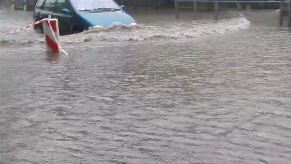 Kilkadziesiąt minut wystarczyło, aby ulice Brzezin zostały zalane