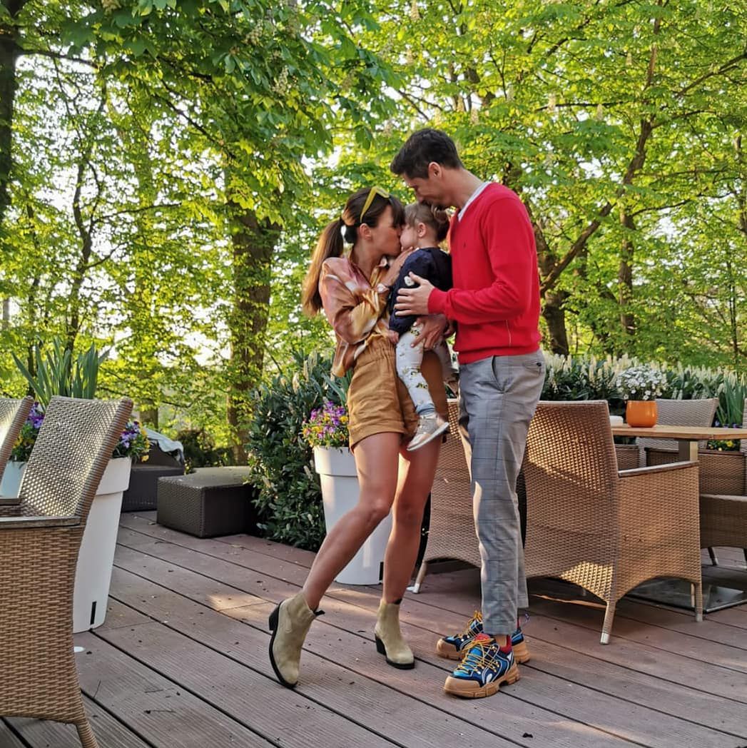 Robert i Anna Lewandowscy z Klarą na majówce