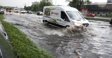 Przez Polskę idzie front, grzmi, leje deszczem i sypie gradem. Już w niedzielę zrobi się sauna