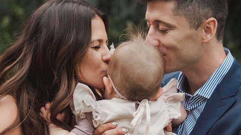 Anna Lewandowska, Robert Lewandowski i Klara Lewandowska na spacerze