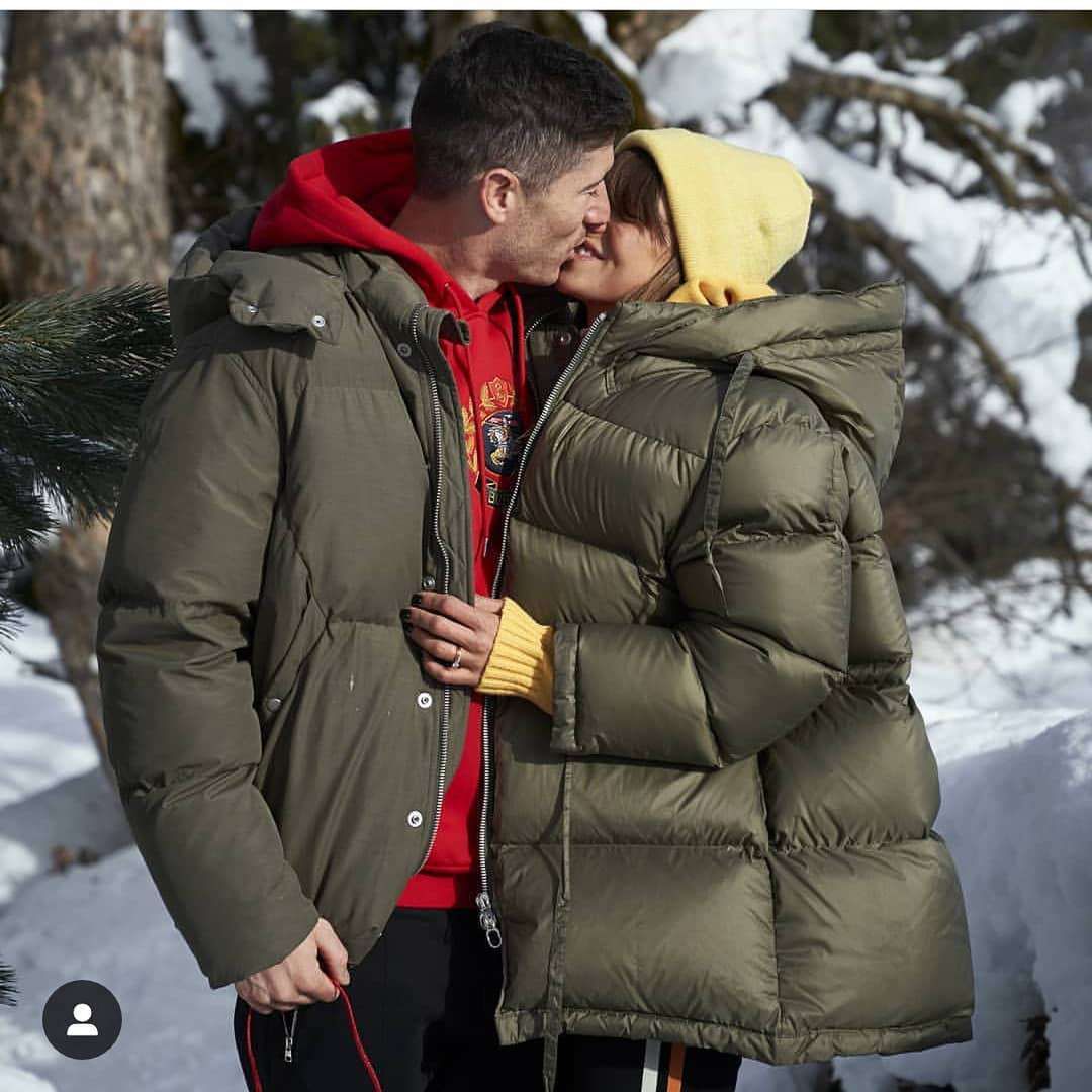 Anna Lewandowska i Robert Lewandowski w zimowej sesji z córką