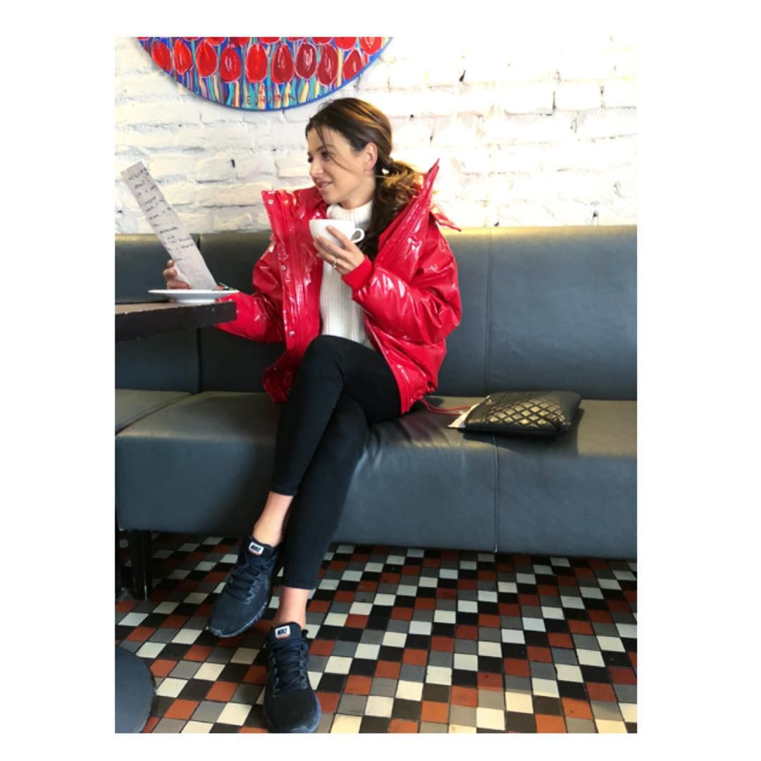 Anna Lewandowska w czerwonej lakierowanej kurtce z H&M