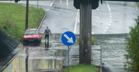 Alert pogodowy. Ostrzeżenia IMGW przed ulewami i wichurami