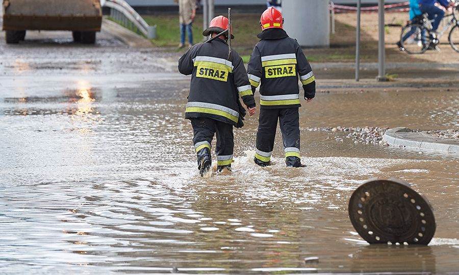 Podtopienia po ulewach. Woda wokół szpitala w Elblągu