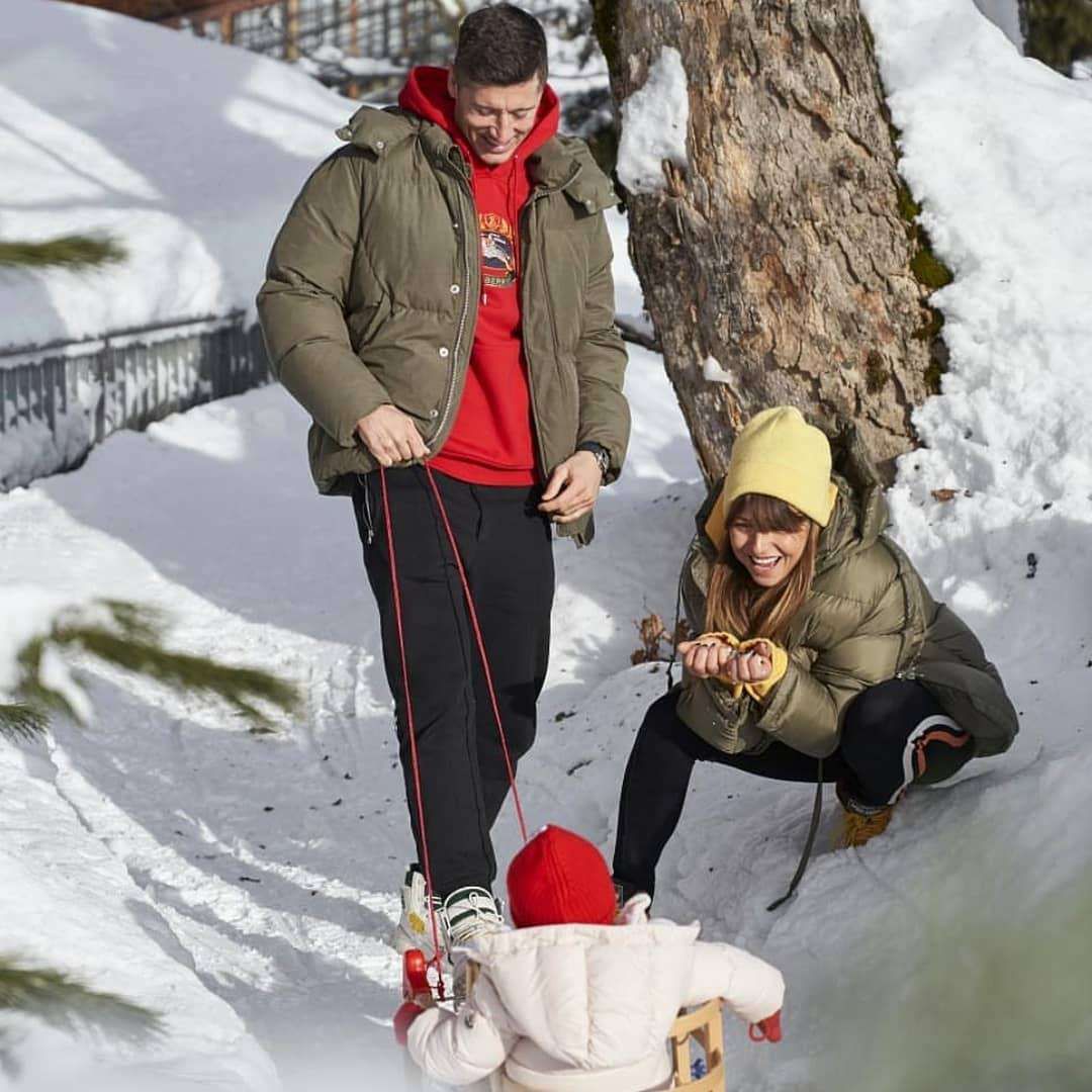 Anna Lewandowska i Robert Lewandowski w zimowej sesji z córką