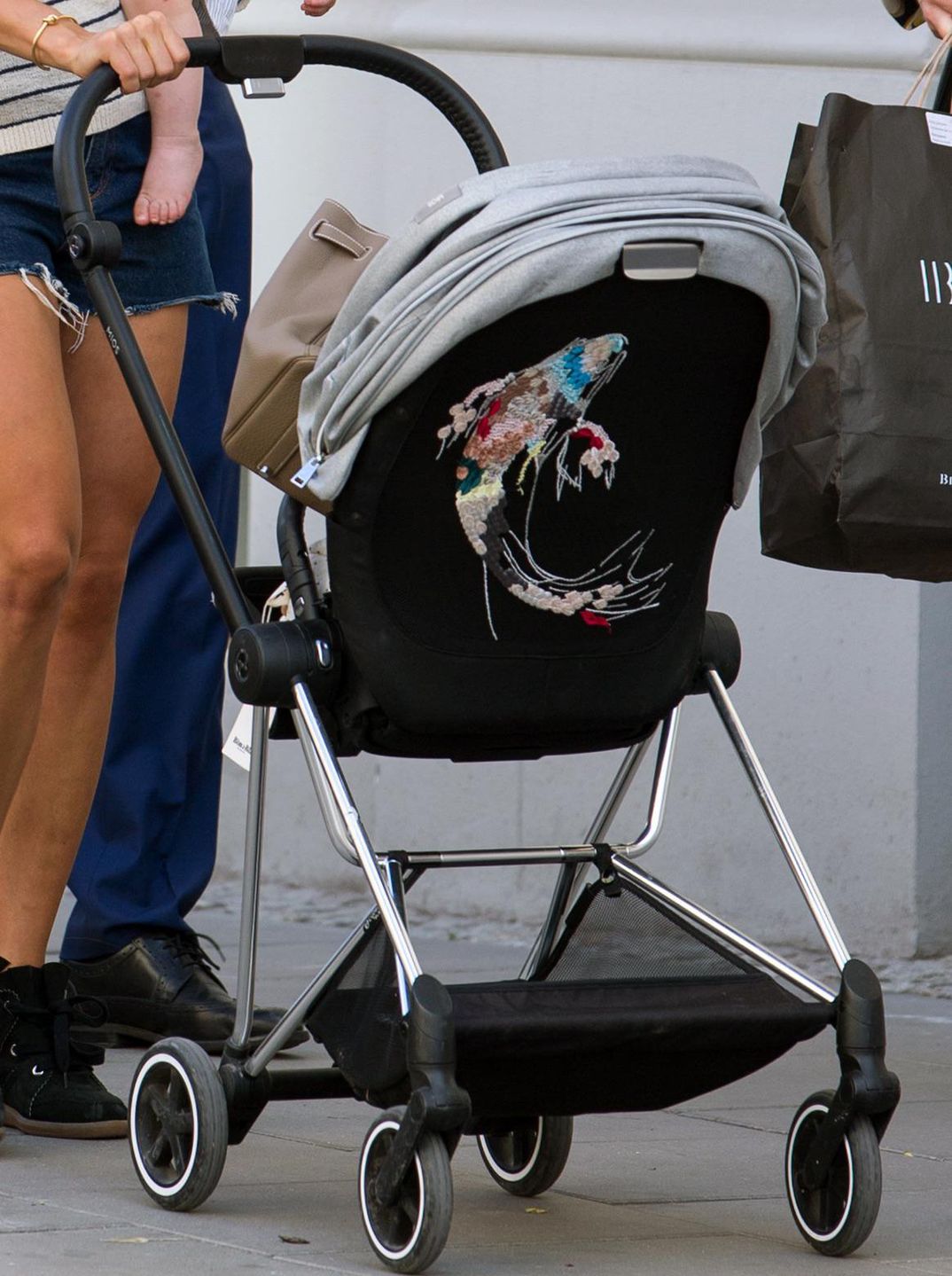 Anna Lewandowska z Klarą na spacerze przed meczem Polska-Kolumbia