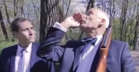 Korwin-Mikke strzela do... lewaków. Szokujące wideo na fanpage'u europosła