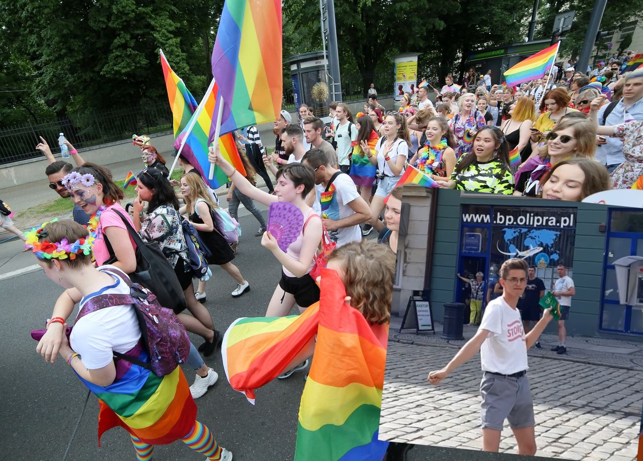 Łukasz, aktywista LGBT+, podbija sieć. W Świdnicy zatańczył w rytm obelg