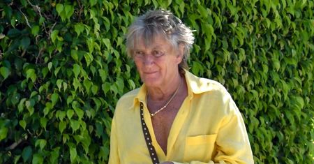 Rod Stewart paraduje po mieście, jakby nigdy nic. Nie boi się koronawirusa