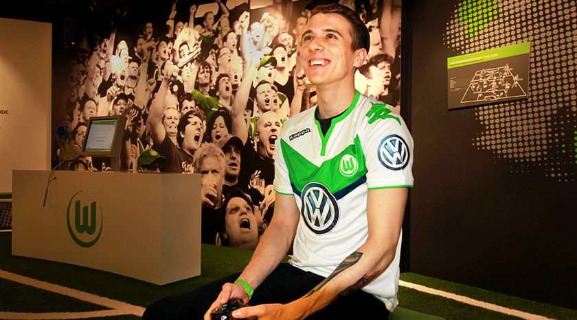 W 2014 roku został wicemistrzem świata FIFA Interactive World Cup. Teraz gra dla VfL Wolfsburg. Wciąż na konsoli
