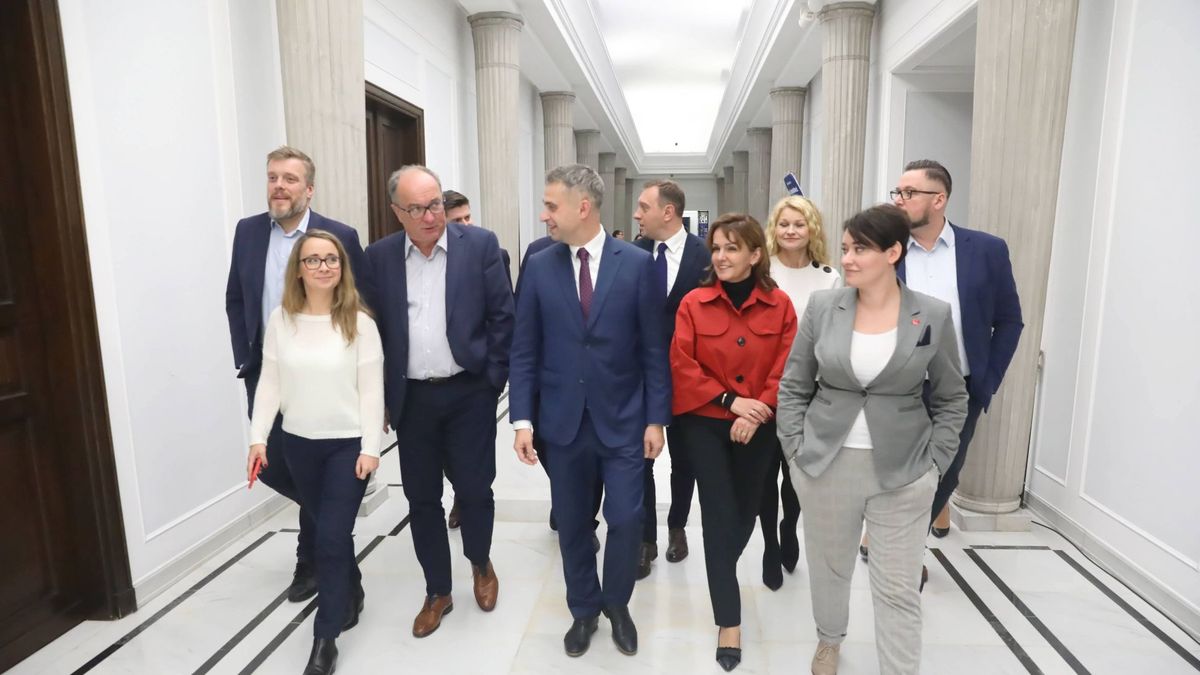 Posłowie klubu parlamentarnego Lewica na sejmowym korytarzu