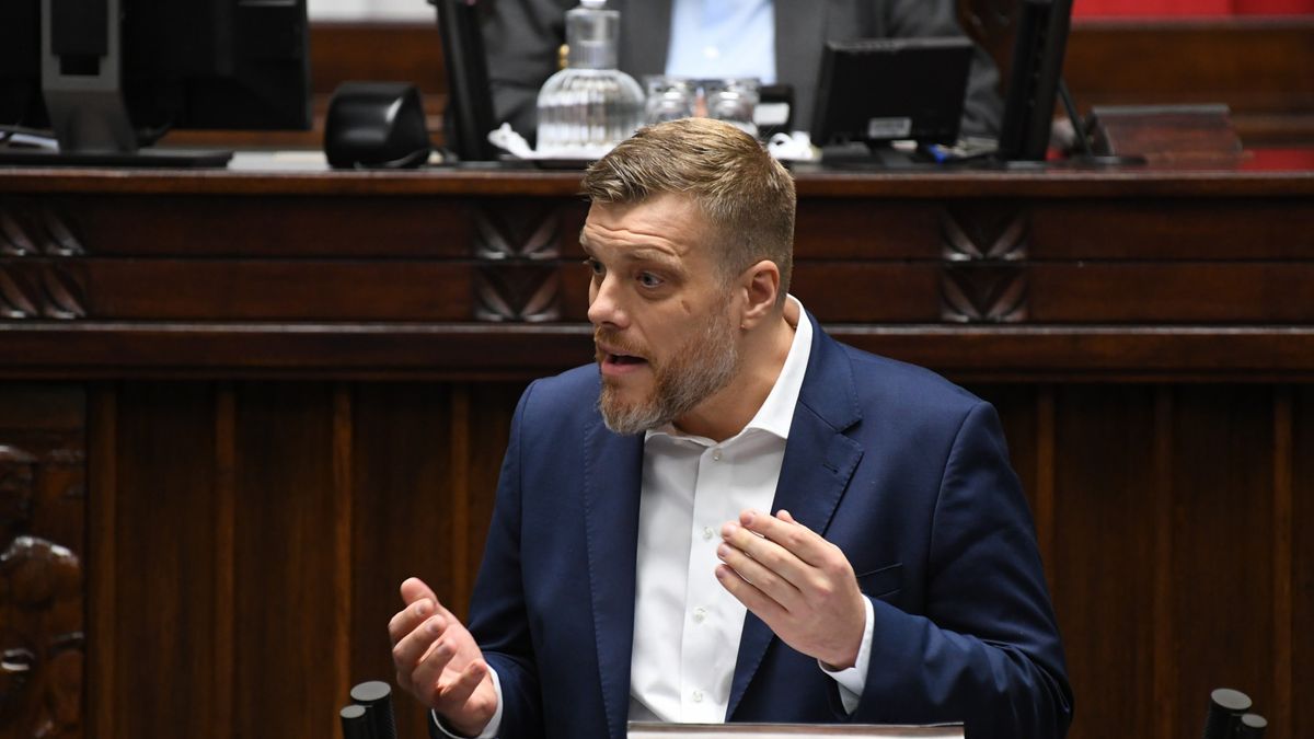 Projekt ustawy wprowadzającej podatek ustawy zapowiedział Adrian Zandberg.