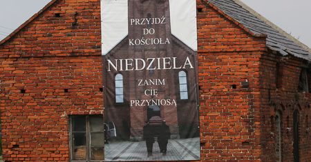 „Niedziela. Przyjdź do kościoła zanim cię przyniosą”. Owieczki nie zrozumiały księdza