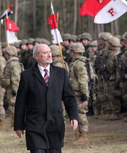 Żołnierze czekali kilka godzin w deszczu na Macierewicza. Internauci oburzeni