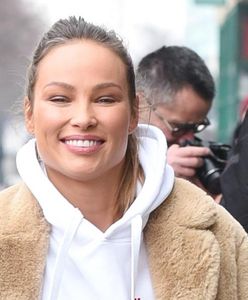 Książkiewicz przyłapana w drodze do studia. Śle całusy paparazzim