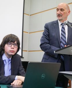 Wpadka Facebooka? Ujawniono, kto prowadzi profil Antoniego Macierewicza