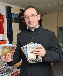 Ksiądz spalił książki. Teraz publikuje oświadczenie