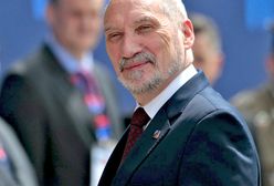 Macierewicz frontem do uczniów. Dostaną od niego bonusy