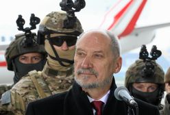 Funkcjonariusze tłem dla ministrów. Macierewicz i Błaszczak ośmieszają mundur