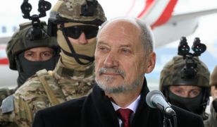 Funkcjonariusze tłem dla ministrów. Macierewicz i Błaszczak ośmieszają mundur