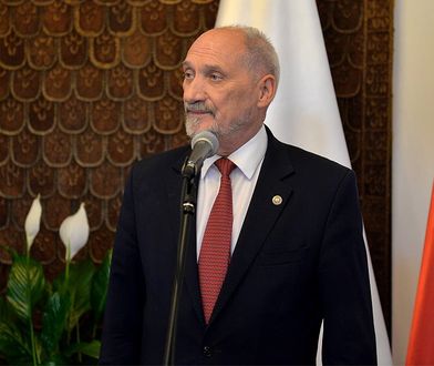 Antoni Macierewicz jak internetowy troll. Powiela zmyśloną wypowiedź, by przyłożyć Niemcom i UE