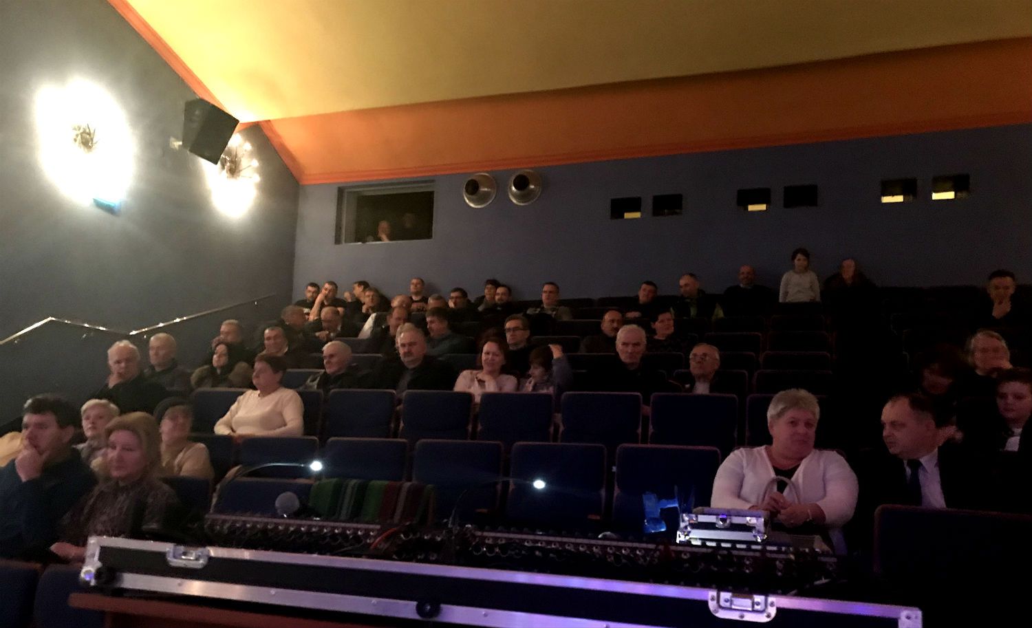 Jeszcze 15 minut do wykładu Antoniego Macierewicza, sala domu kultury zapełnia się mieszkańcami. 