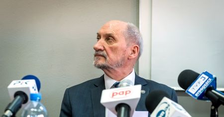 Antoni Macierewicz o katastrofie w Smoleńsku. "Musimy się dowiedzieć, jak wyglądały rozmowy Tuska i Putina"