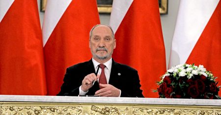 "Gazeta Wyborcza": sensacyjne kulisy odwołania Macierewicza