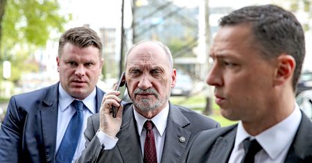 Macierewicz oskarżał, ABW umorzyła sprawę. Trwa rozgrywka między szefem MON i Mariuszem Kamińskim