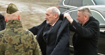 Antoni Macierewicz zakłada płaszcz. Nie sam. Ma od tego ludzi
