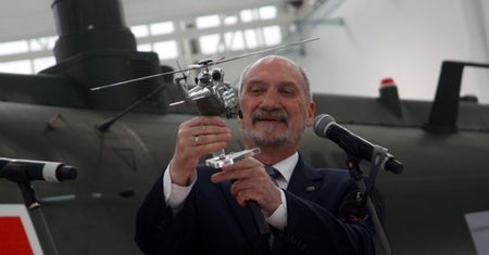 Macierewicz obiecał śmigłowce polsko - ukraińskie. "Minister odleciał"