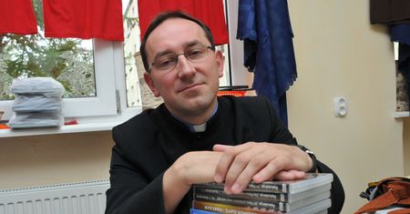 Księża z ministrantami spalili na stosie książki o Harrym Potterze. "Hajcujemy"