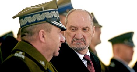 Co dalej z byłym szefem MON? Karczewski: Zobaczymy, to jest sprawa bardzo świeża
