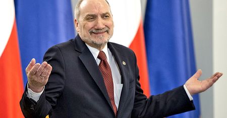 Posłowie zdecydowali. Antoni Macierewicz pozostaje na stanowisku